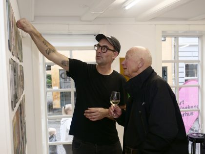 Lars Sarto Hempler fortæller om sine værker på Galleri Lene Bilgrav. Foto: Christian Salling