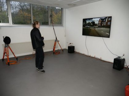 Louise Sparre kigger nærmere på Alex Mørchs udstilling Sonum Danica på KH7artspace. Foto: Christian Salling.